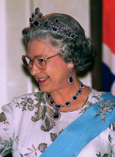 12 самых интересных нарядов королевы Елизаветы II