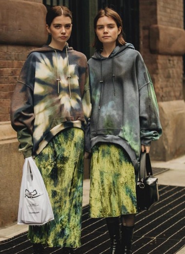 Красочный Insta-тренд: учимся носить тай-дай на примере Instagram-модниц