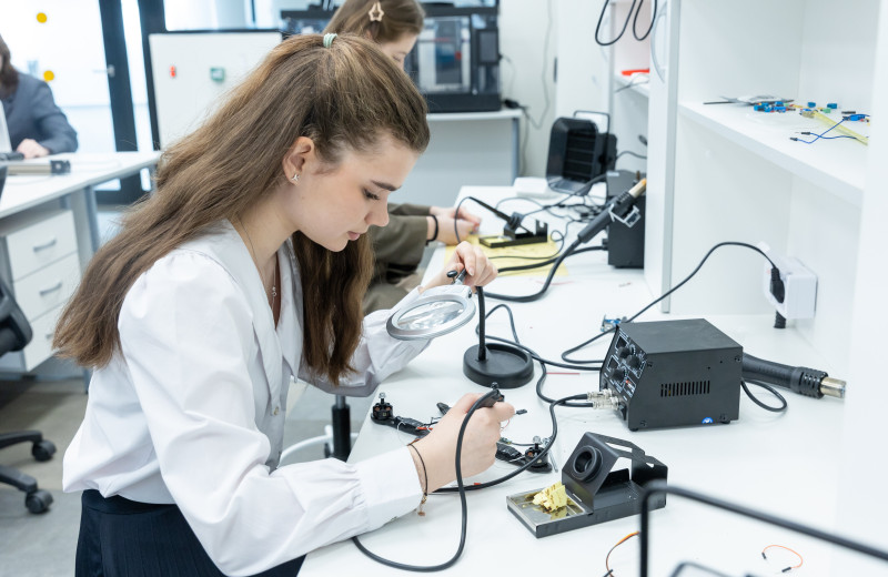 От ракет на карамельном топливе до VR-планет: как московские школьники создают космические проекты