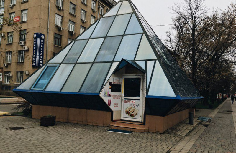 19 безобразных архитектурных решений российских городов