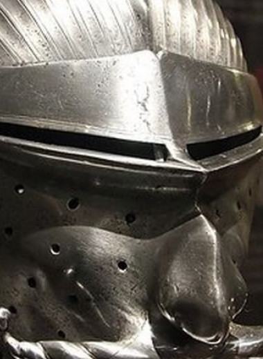 Лягушачья морда и птичье лицо: 5 самых необычных средневековых шлемов