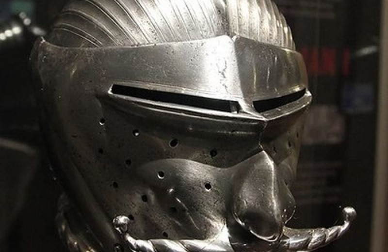 Лягушачья морда и птичье лицо: 5 самых необычных средневековых шлемов