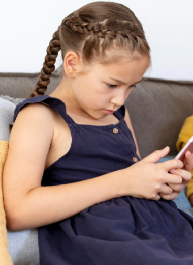 Телефон до 13 лет может испортить ребенку психику на всю жизнь: тревожные результаты исследования