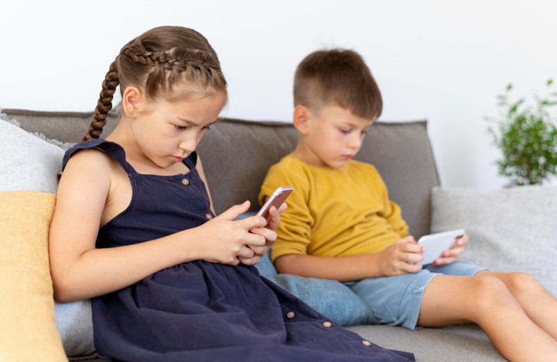Телефон до 13 лет может испортить ребенку психику на всю жизнь: тревожные результаты исследования