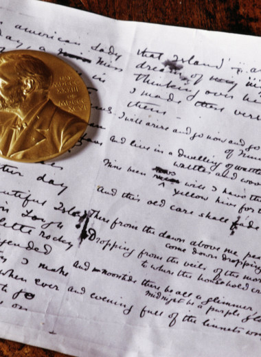 Нобелевскую премию по литературе получила американская поэтесса Луиза Глик. Почему она? Объясняет литературный критик Анастасия Завозова