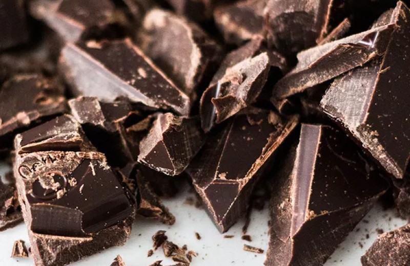 Сладкая жизнь: полезен ли темный шоколад? Отвечают врачи