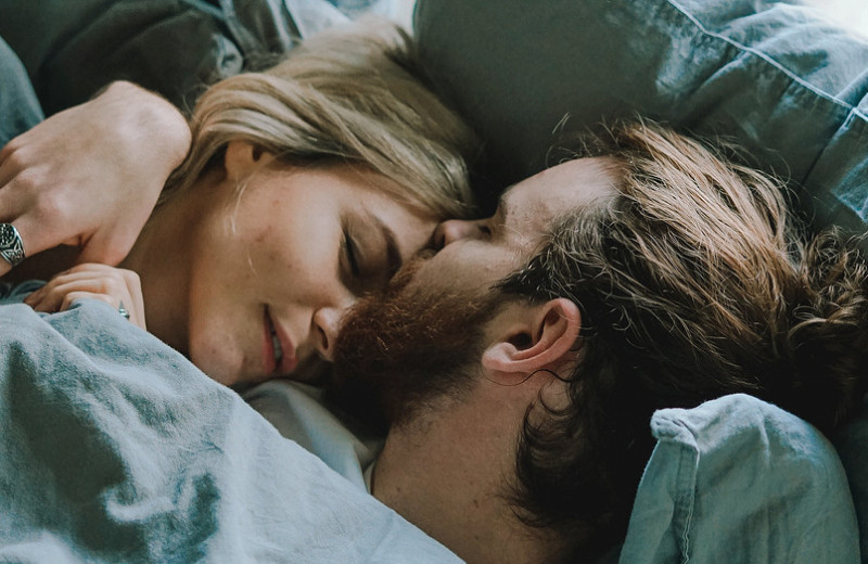 Эксперт рассказал, какие позы для сна выбирают пары с самыми крепкими отношениями