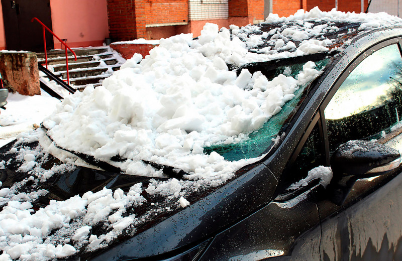 Что делать, если на машину упал снег с крыши. Инструкция