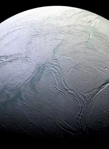 На одной из лун Сатурна сугробы достигают 700 метров в глубину