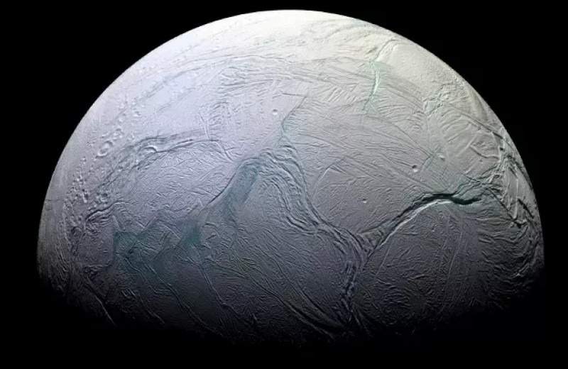 На одной из лун Сатурна сугробы достигают 700 метров в глубину