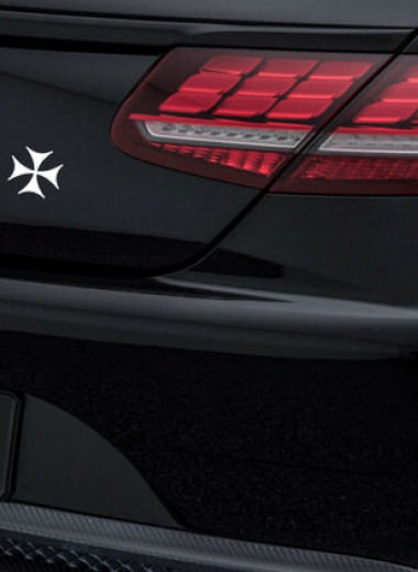 Что означает символ креста на багажнике автомобиля?