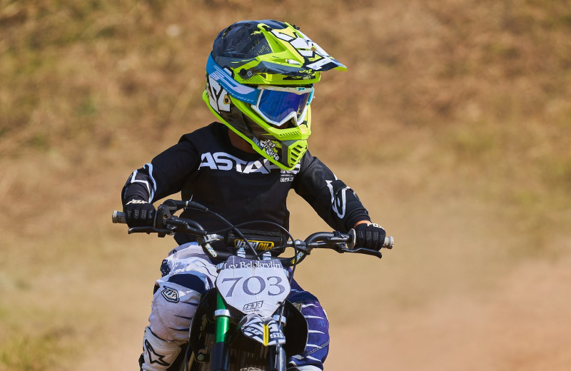 Нужно ли покупать ребенку мотоцикл: советы для тех, чей сын мечтает об экстремальном спорте