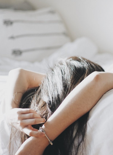 Почему не стоит ложиться спать в одежде: вредная привычка, которая портит сон и губит здоровье