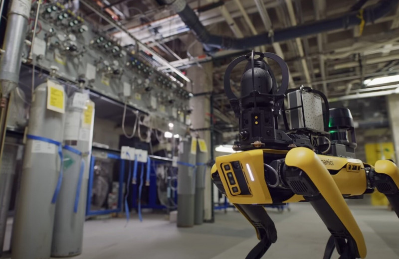 Boston Dynamics улучшила знаменитого желтого робопса Spot - теперь он сам открывает двери