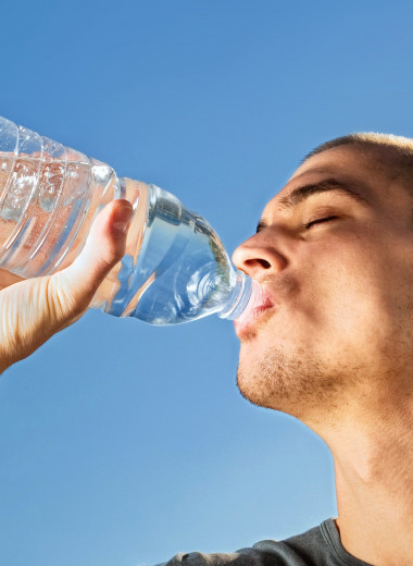 2 литра воды в день — хорошо, а 2 в час — смертельно. Что происходит с организмом при водной интоксикации