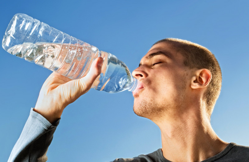 2 литра воды в день — хорошо, а 2 в час — смертельно. Что происходит с организмом при водной интоксикации