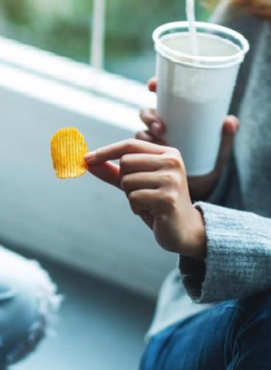 Вред от чипсов и газировки оказался преувеличенным: новое исследование ученых