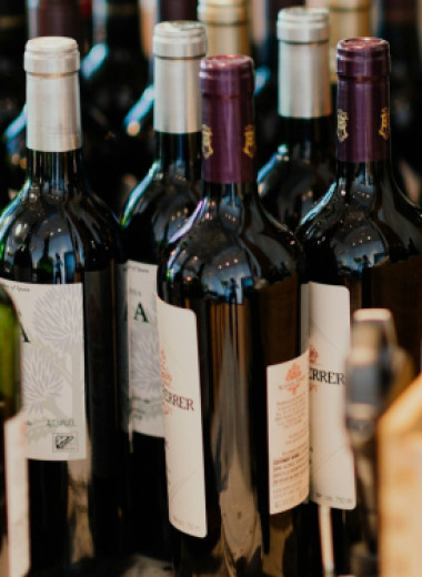 Выпили — оставили: 7 способов повторно использовать стеклянные бутылки из-под вина