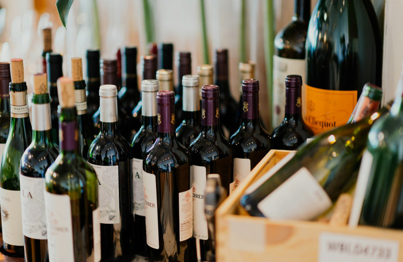 Выпили — оставили: 7 способов повторно использовать стеклянные бутылки из-под вина