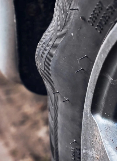 Как убрать грыжу на колесе: почему она появляется и можно ли с ней ездить