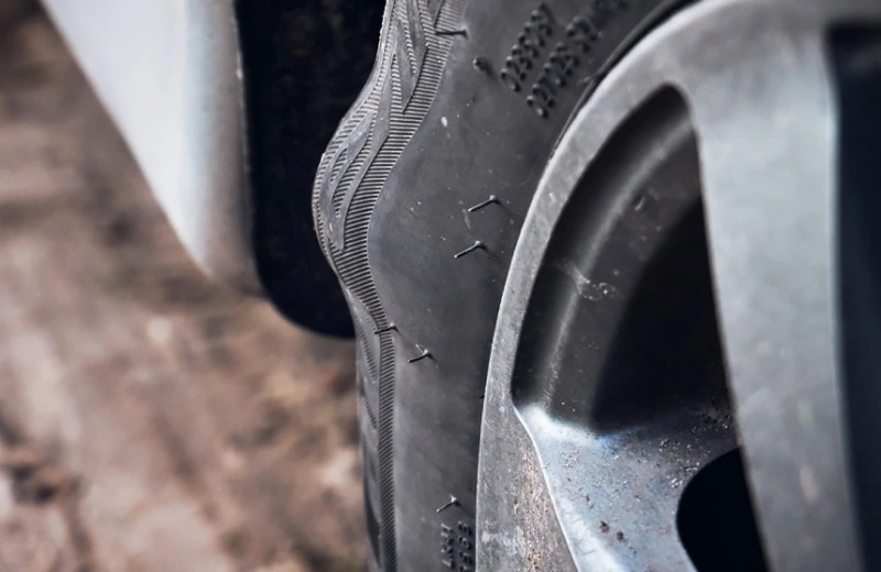 Как убрать грыжу на колесе: почему она появляется и можно ли с ней ездить