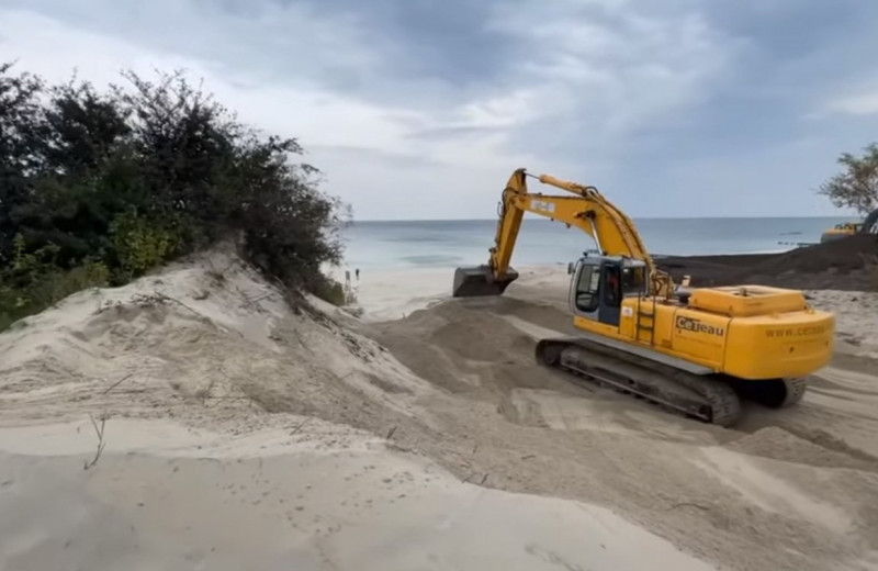 Экскаваторы уничтожают уникальные дюны в Калининградской области: видео