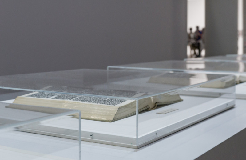 Технологии в музеях: как антибликовое стекло защищает ценные экспонаты и предметы искусства