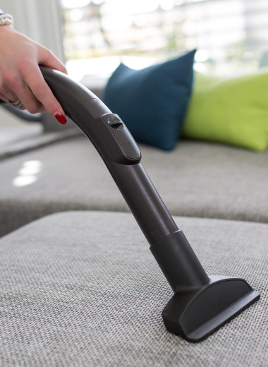 Как быстро почистить и избавить от запахов тканевый диван: советы клинеров