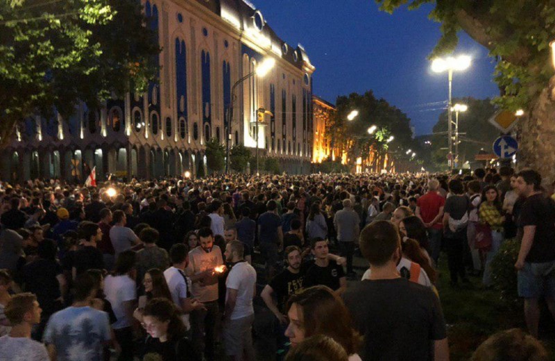 «Это удар по россиянам»: как на митинге в Тбилиси отреагировали на новость о запрете полетов из России