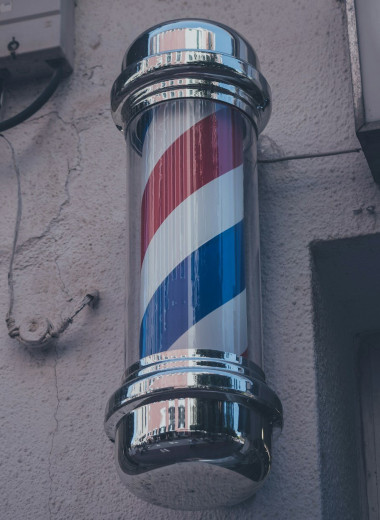 Почему возле каждого барбершопа висят трехцветные столбики: история Barber’s pole