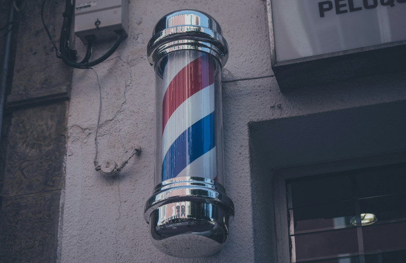 Почему возле каждого барбершопа висят трехцветные столбики: история Barber’s pole