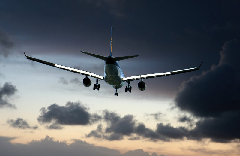 Почему пассажирские самолеты летают на высоте 10 километров?