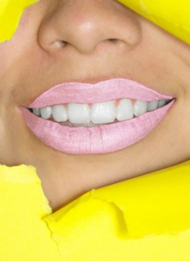 Возможно ли отбелить зубы в домашних условиях? Узнайте простое объяснение экспертов!