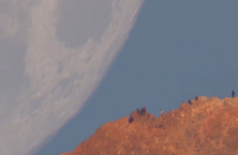 Люди на фоне огромной Луны: как сделаны эти кадры?