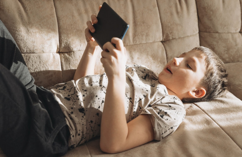 Что опаснее для ребенка: игра Among Us, новое видео А4 или онлайн-груминг?