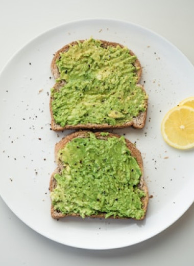 Какие продукты содержат полезные жиры, кроме авокадо