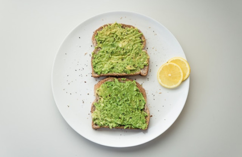 Какие продукты содержат полезные жиры, кроме авокадо