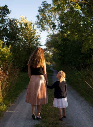 «Став матерью, я обрела смелость защищать маму»: роман о детстве, разлуке и горе