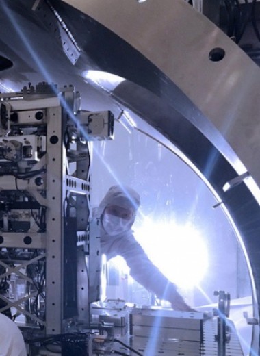 Колебание устоев: физики зафиксировали сдвиг 40-килограммового зеркала под действием квантового шума