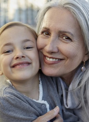 На воспитании у бабушки: можно ли заменить родителей?
