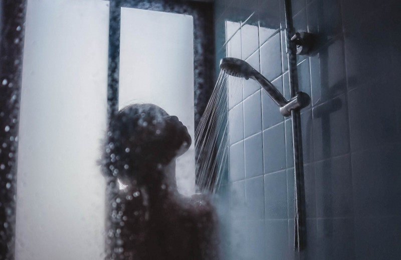 Когда лучше принимать душ: утром или вечером?
