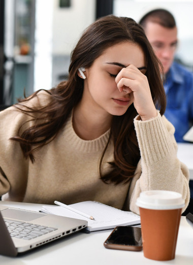 «Что ж ты такая невнимательная»: как женщины с СДВГ справляются с рабочими задачами