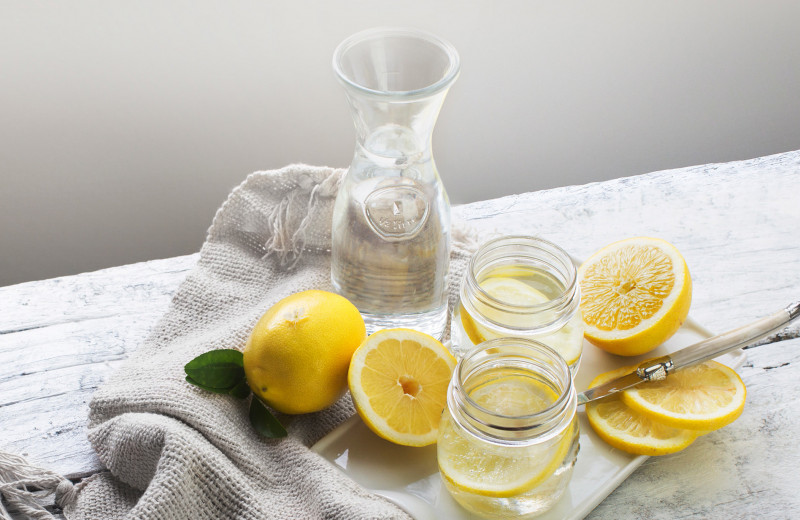 Богата витамином С и не только: 7 преимуществ воды с лимоном