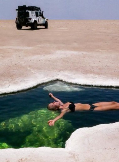 Нерукотворный бассейн в пустыне: видео