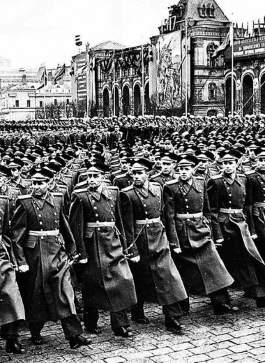 Сталин в резиновых сапогах и раненая собака на солдатской шинели: 8 интересных фактов о первом Параде Победы 1945 года