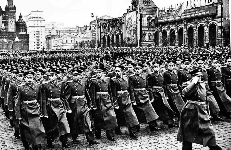 Сталин в резиновых сапогах и раненая собака на солдатской шинели: 8 интересных фактов о первом Параде Победы 1945 года