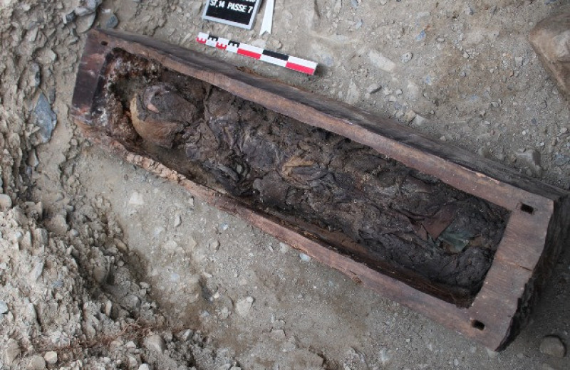 На Алтае нашли древнюю мумию ребенка в шелковой одежде