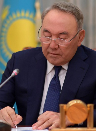 «Это управляемая передача власти»: экономисты о том, что значит уход Назарбаева для России