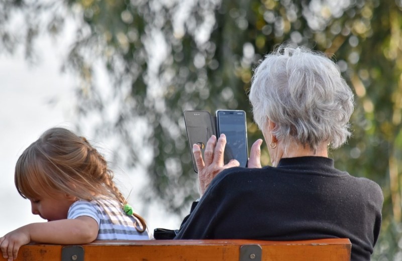 7 советов, как обслуживать смартфон своих родителей