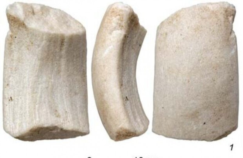 Археологи обнаружили в Денисовой пещере фрагменты кольца и браслета из белого мрамора